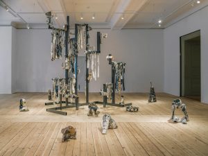 Keramik, metall och ”maskulinitet” i centrum – Veronica Brovall i stor separatutställning på Uppsala konstmuseum