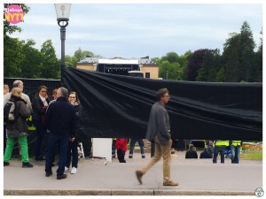 Svarta plast täckte för den annars så vackra miljön kring Uppsala slott och Botaniska trädgården då Mark Knopfler spelade i Uppsala.