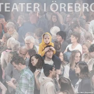 Åk på världspremiär i Örebro: Sara Giese regisserar Roland Schimmelpfennigs ”100 sånger”